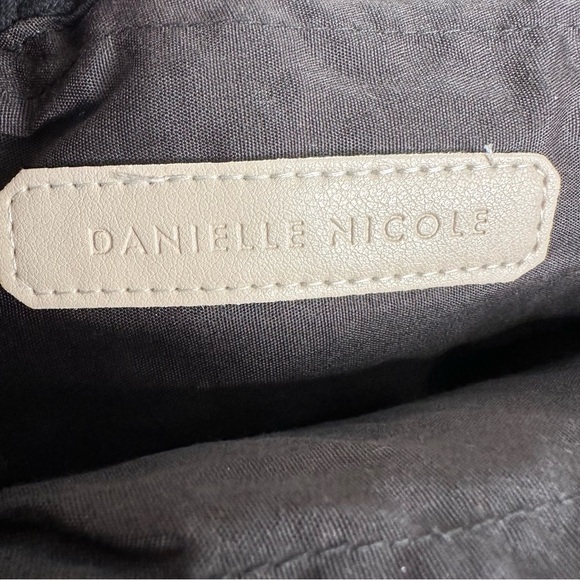 DANIELLE NICOLE | Black Macrame Crochet Crossbody Boho Bag With Wood Handles - Picture 12 of 14